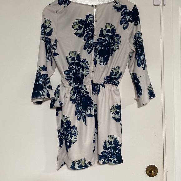 Floral bell sleeve romper - Picture 3 of 5